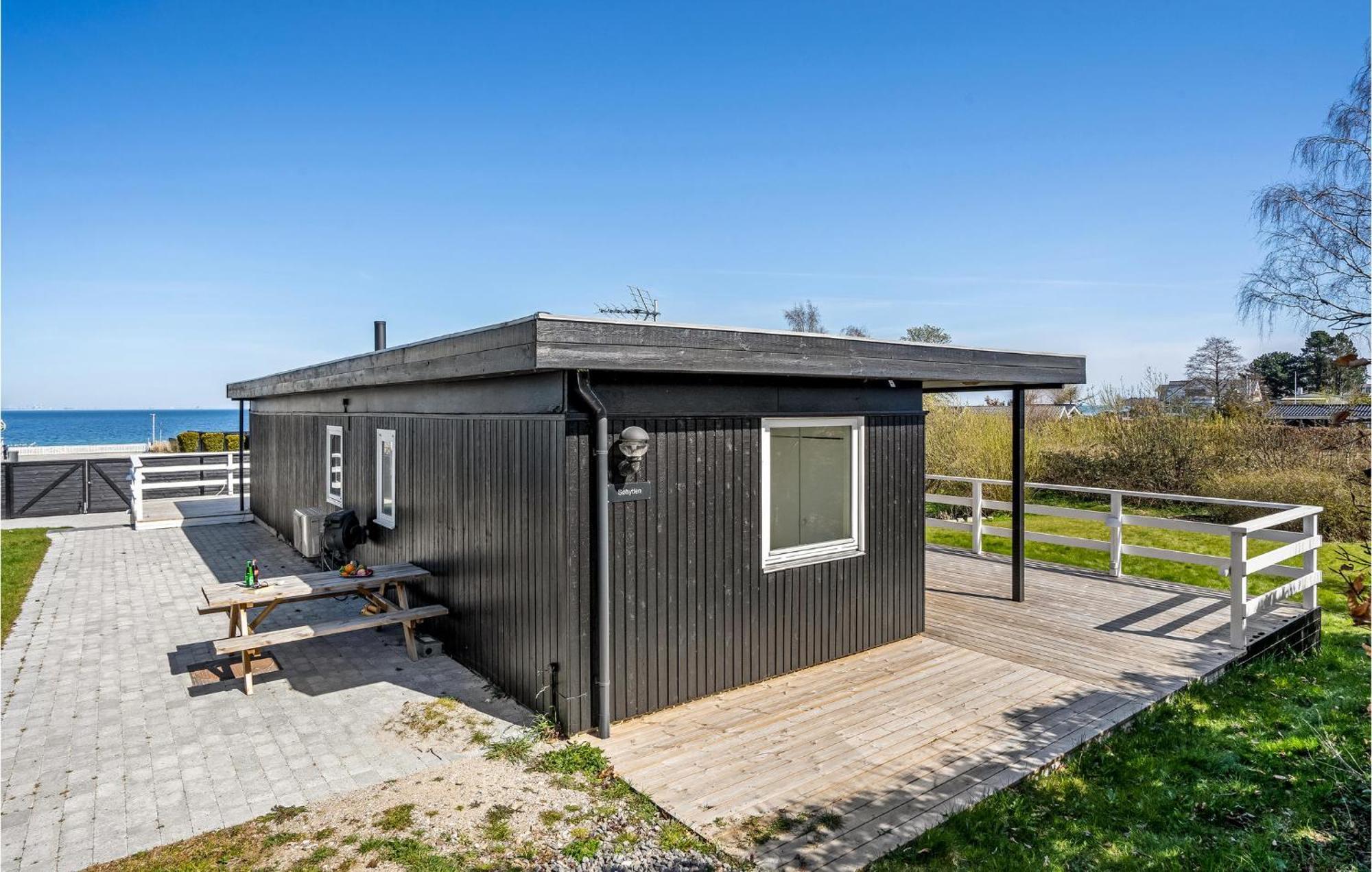 2 Bedroom Stunning Home In Strøby Ladeplads Exteriör bild